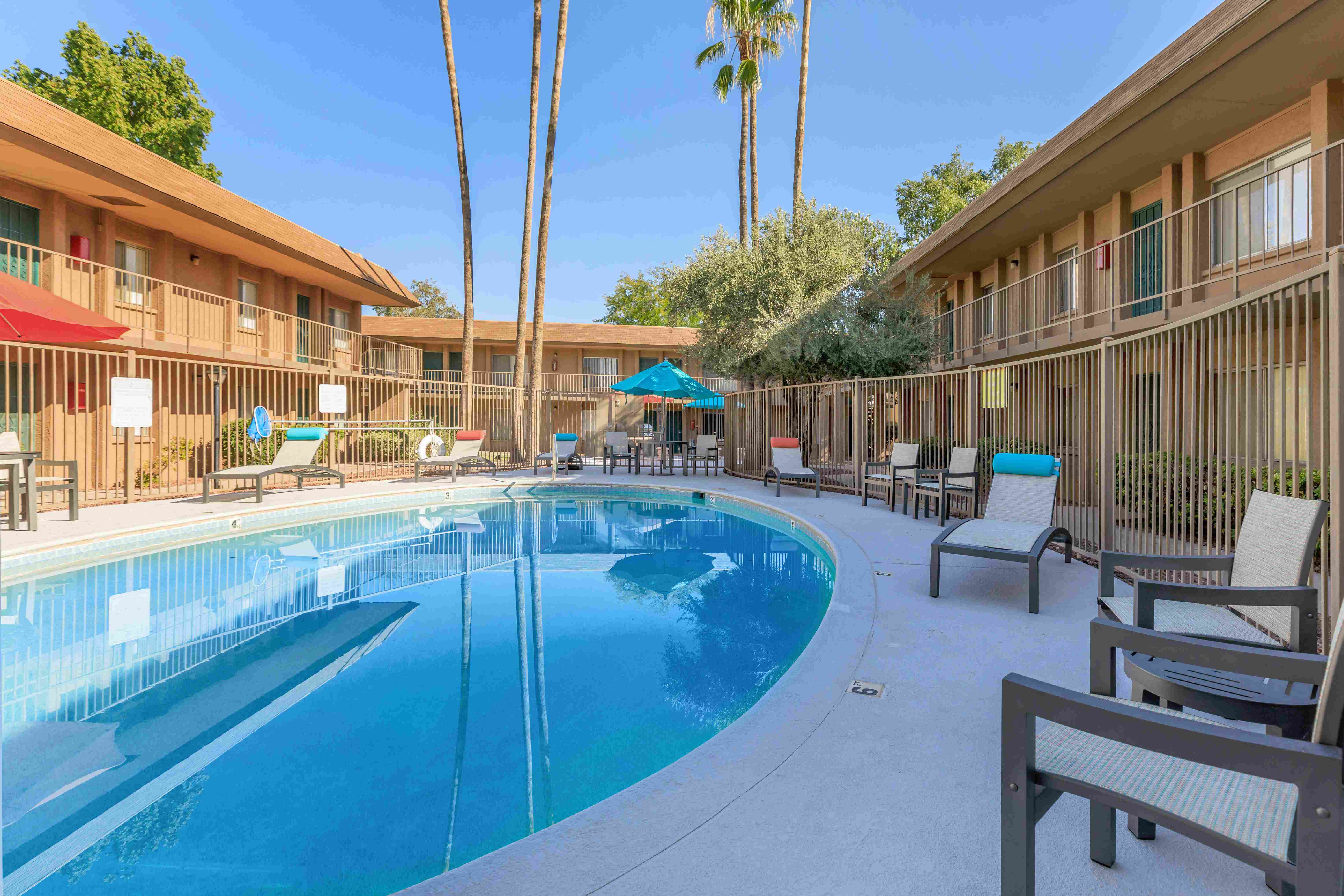 Country Club Terrace Image 18