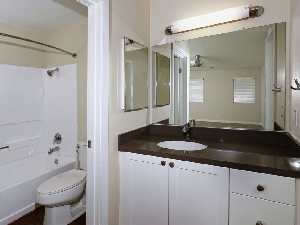 Baths With Modern Finishes