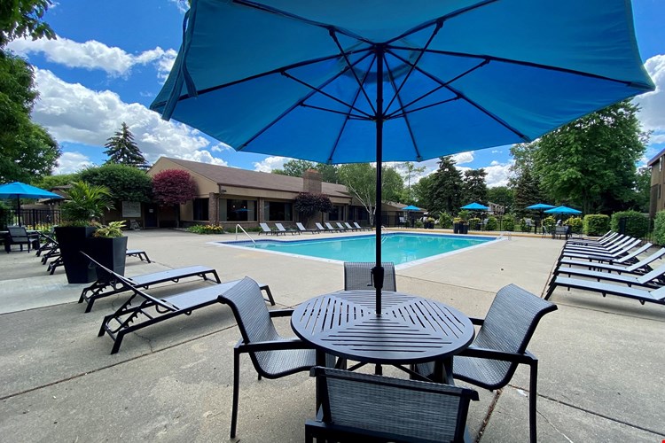 Lakeside Village Apartments Image 2