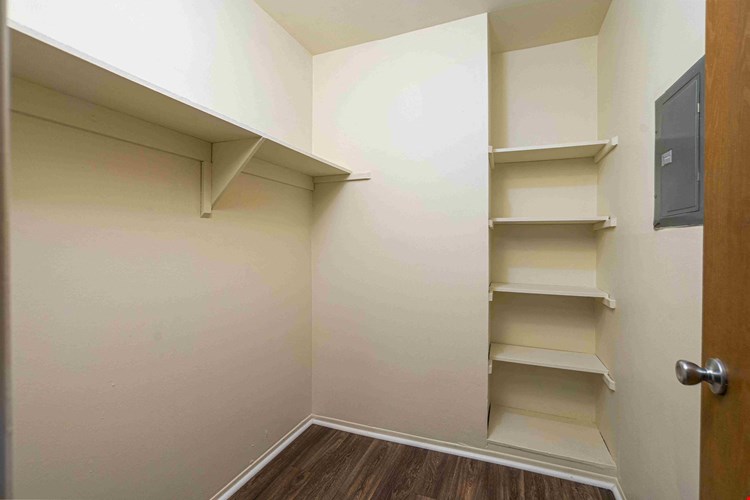 Walk-In Closet at Franklin River