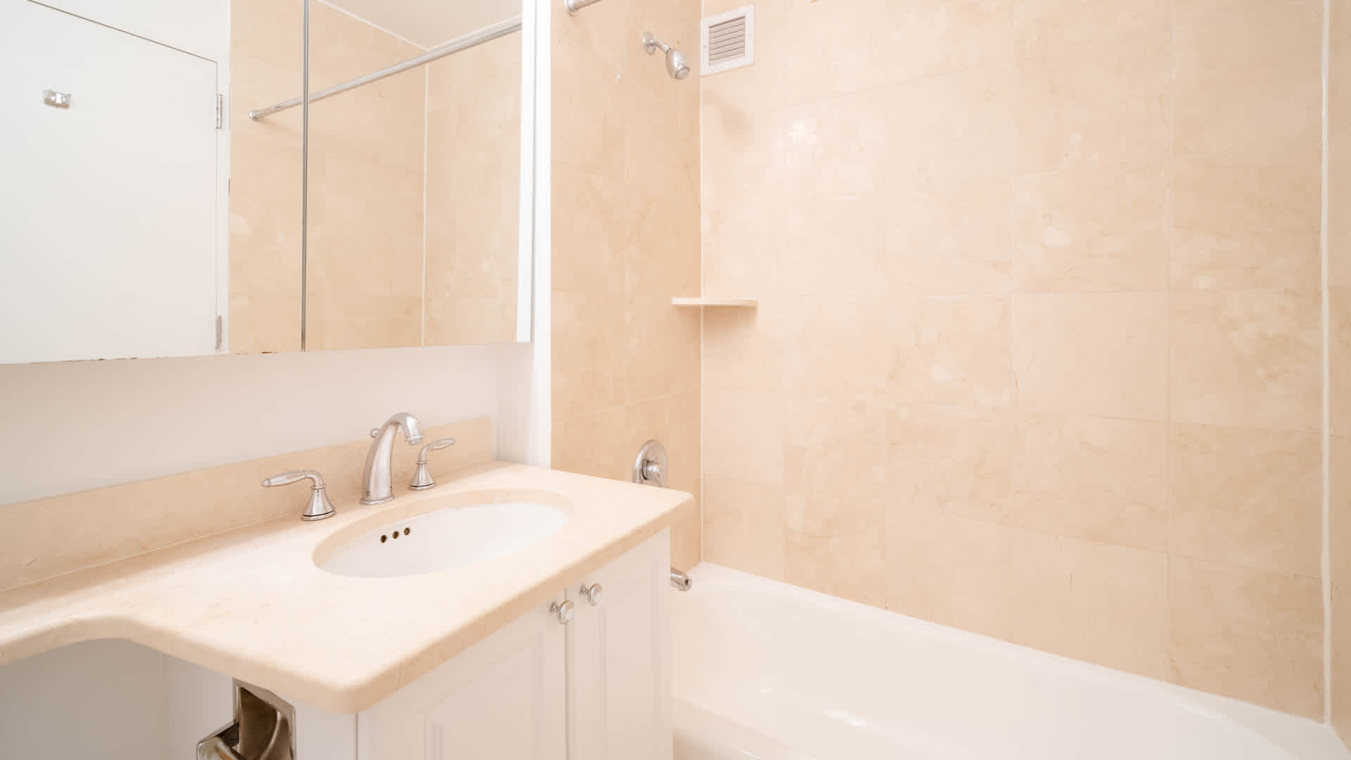 160 Riverside Boulevard Image 13