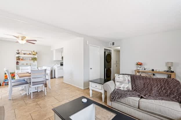 Woodridge Manor Image 10