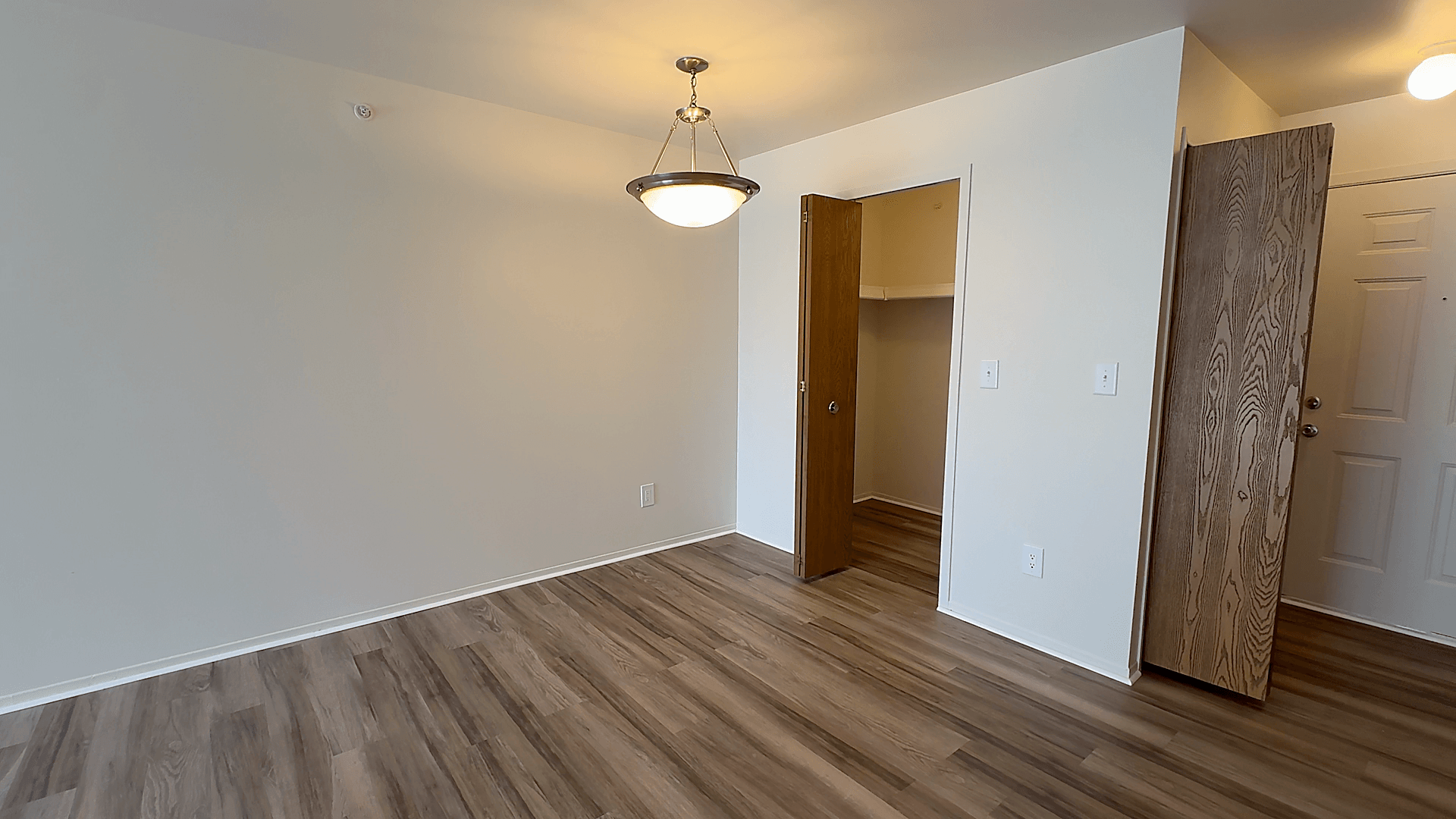 Lakeside Village Apartments Image 194