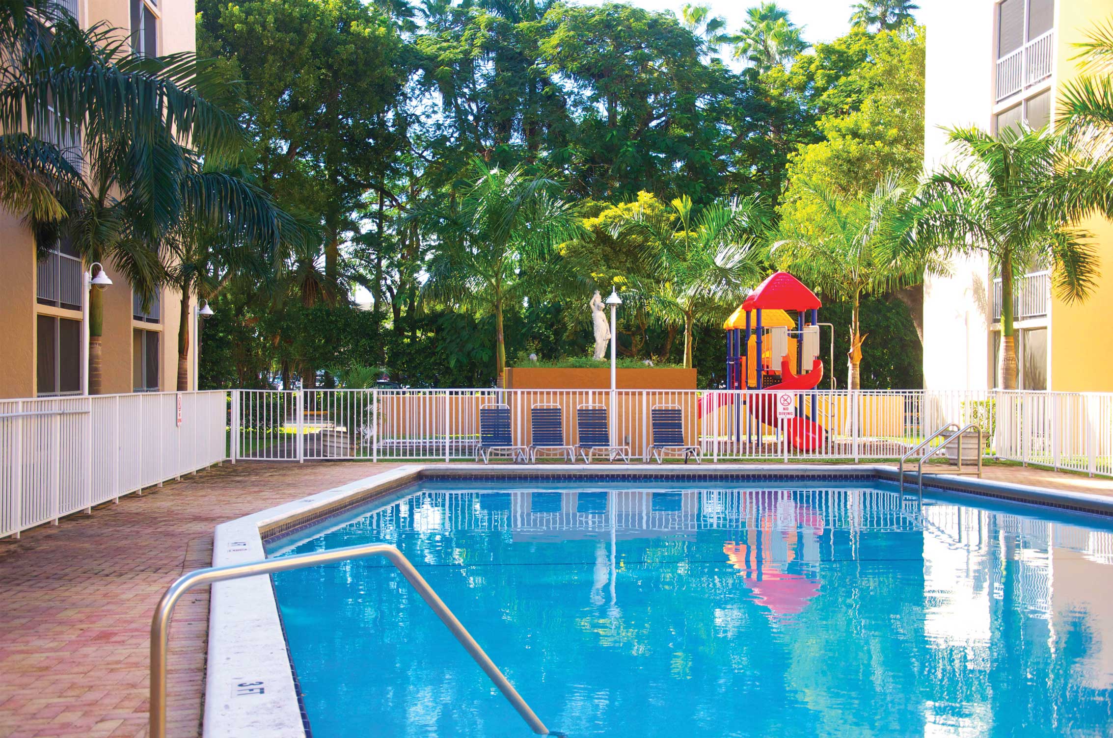 Refreshing swimming pool 