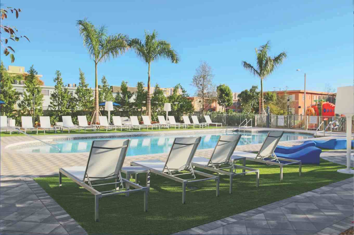 Refreshing swimming pool 