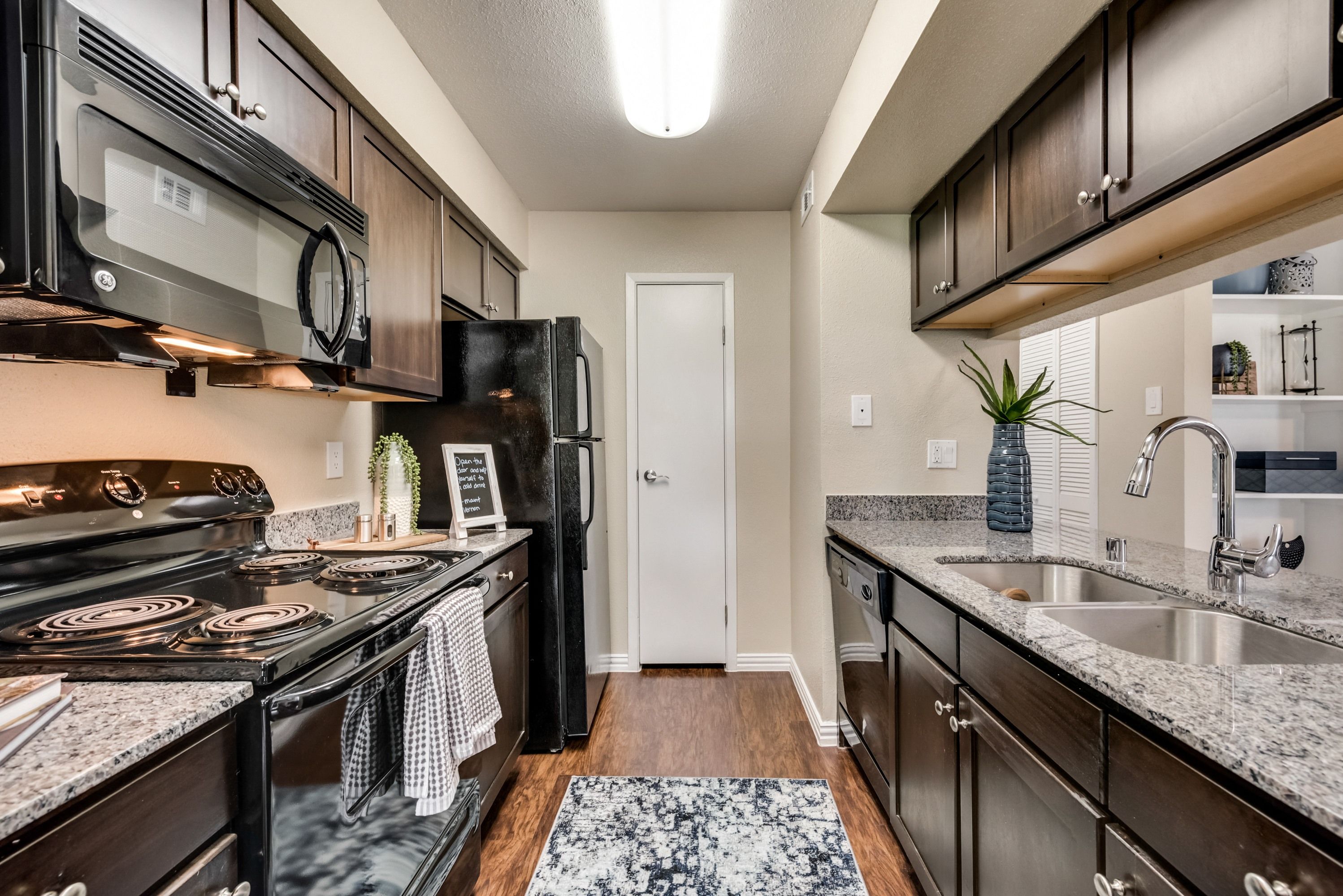 Mount Vernon Apartments | Desoto TX | Modern Kitchen with Granite Countertops