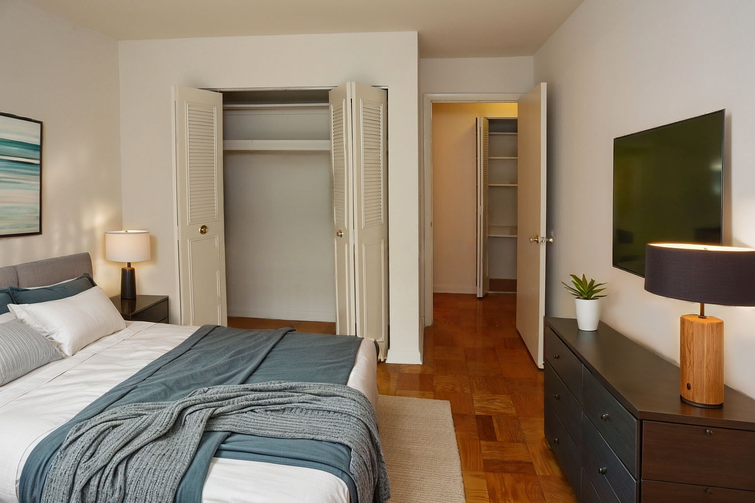 TOWNE CREST APARTMENTS Image 23