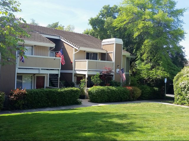 Lake Pointe Apartments Image 1