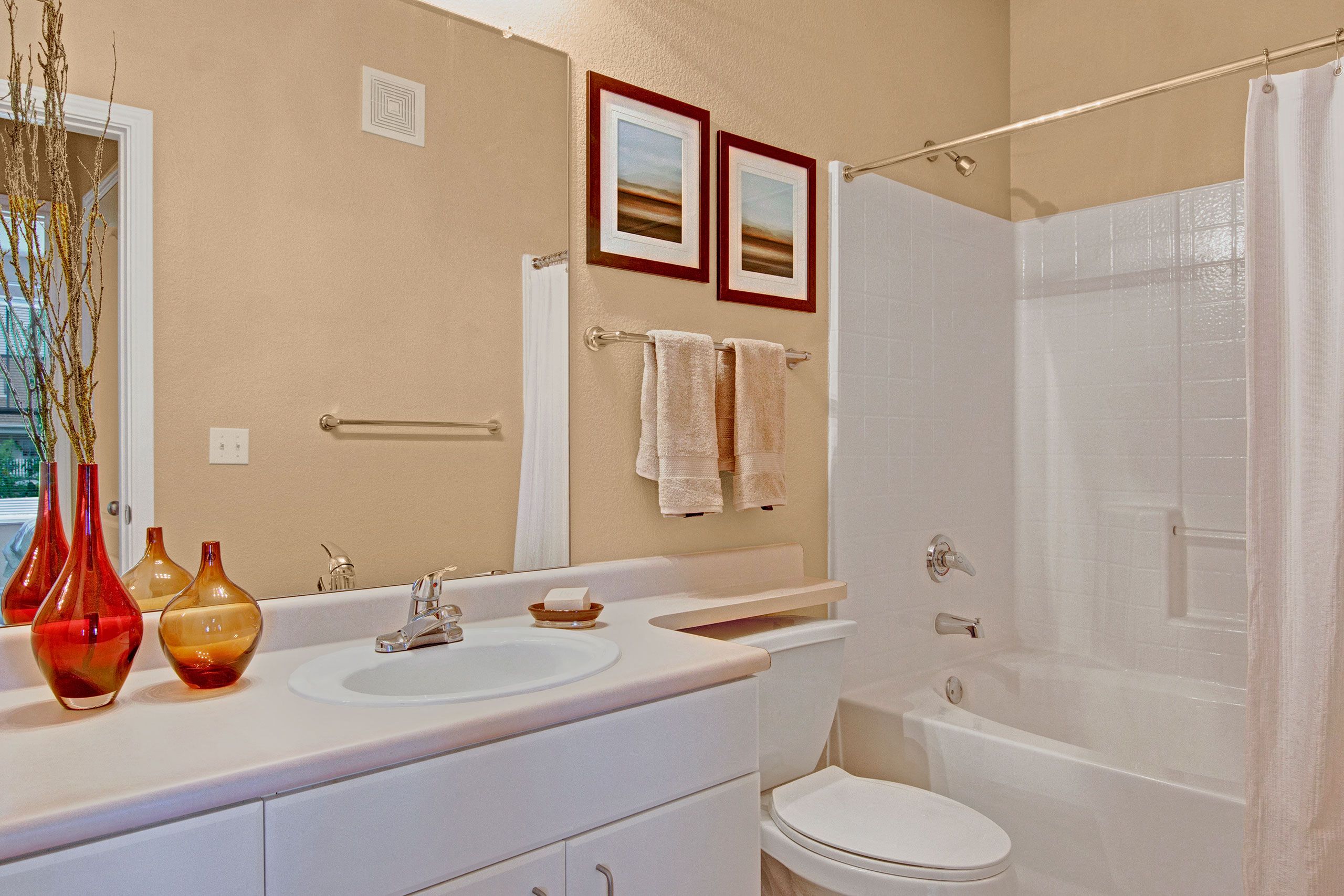 Stoneleigh Large Bathroom with Bathtub