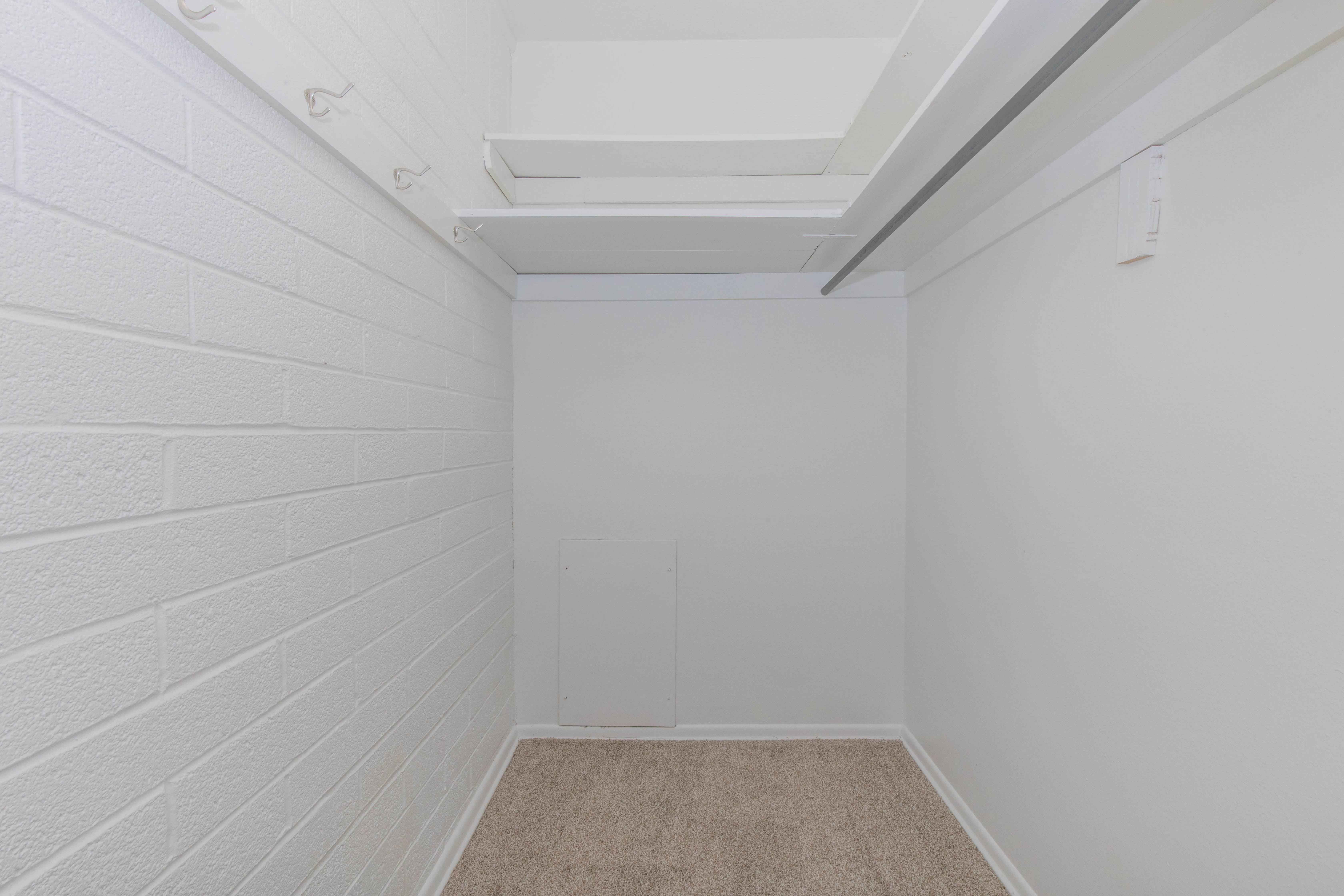 Country Club Apartments Image 10