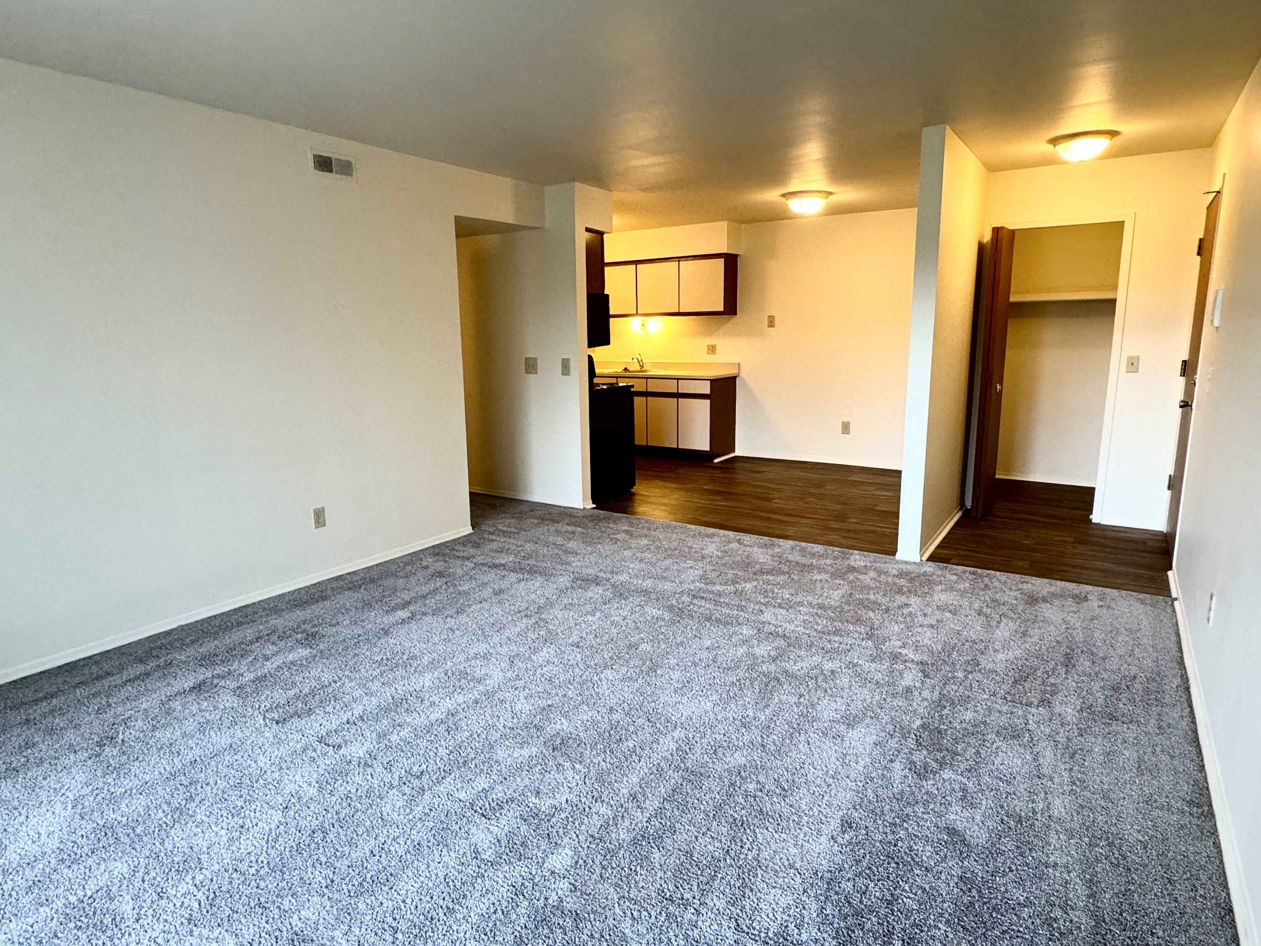 Lakeside Village Apartments Image 54