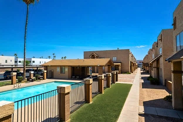 Woodridge Manor Image 6