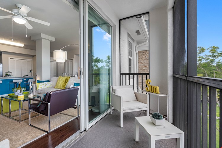 Axis Wellington Green Image 12