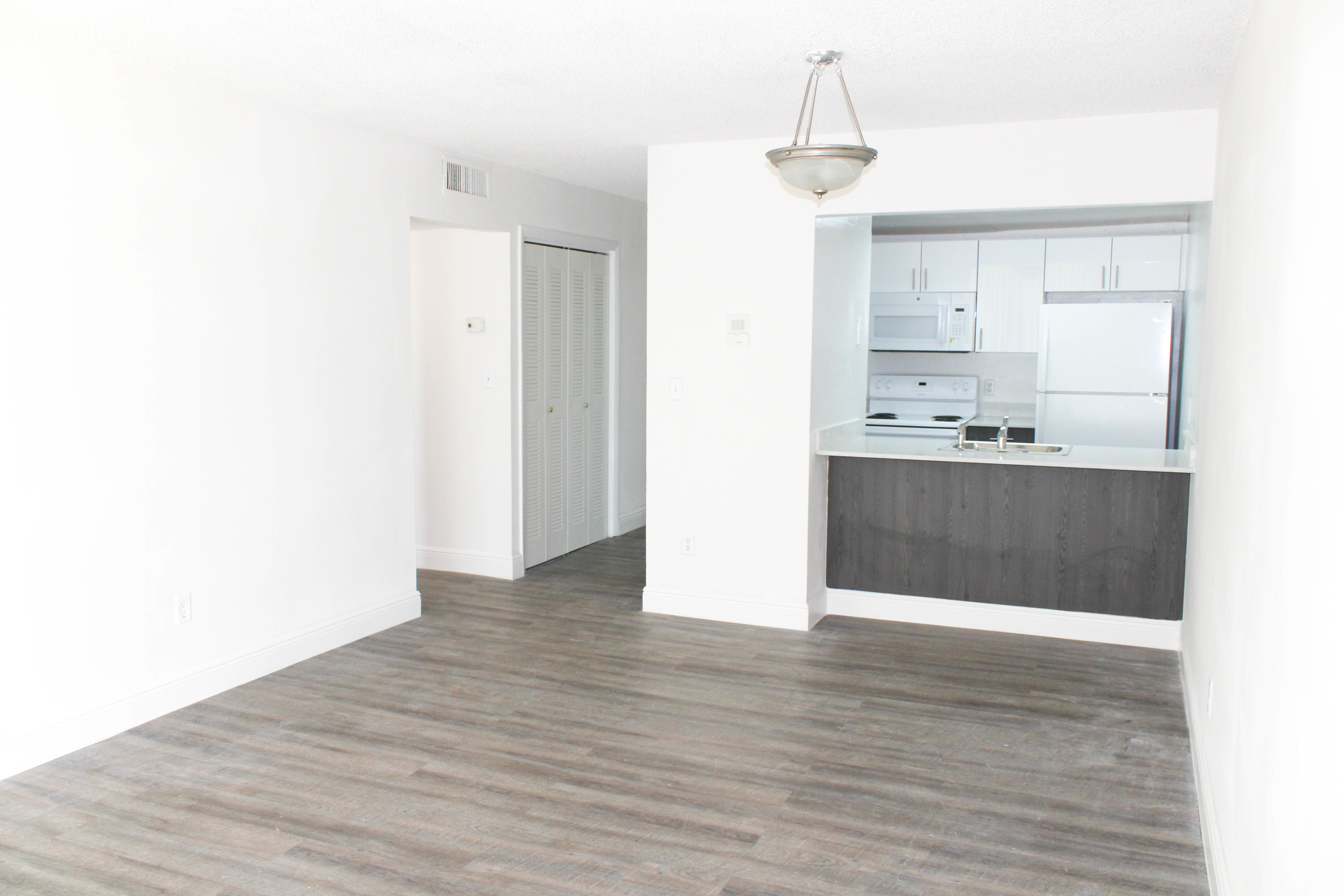 441 Inverrary Apartments Image 3