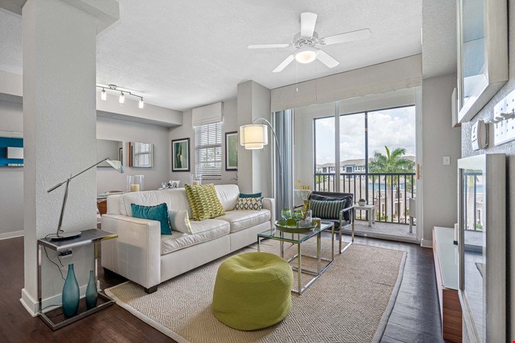 Axis Wellington Green Image 1