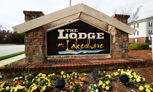The Lodge at Lakeshore Image 2