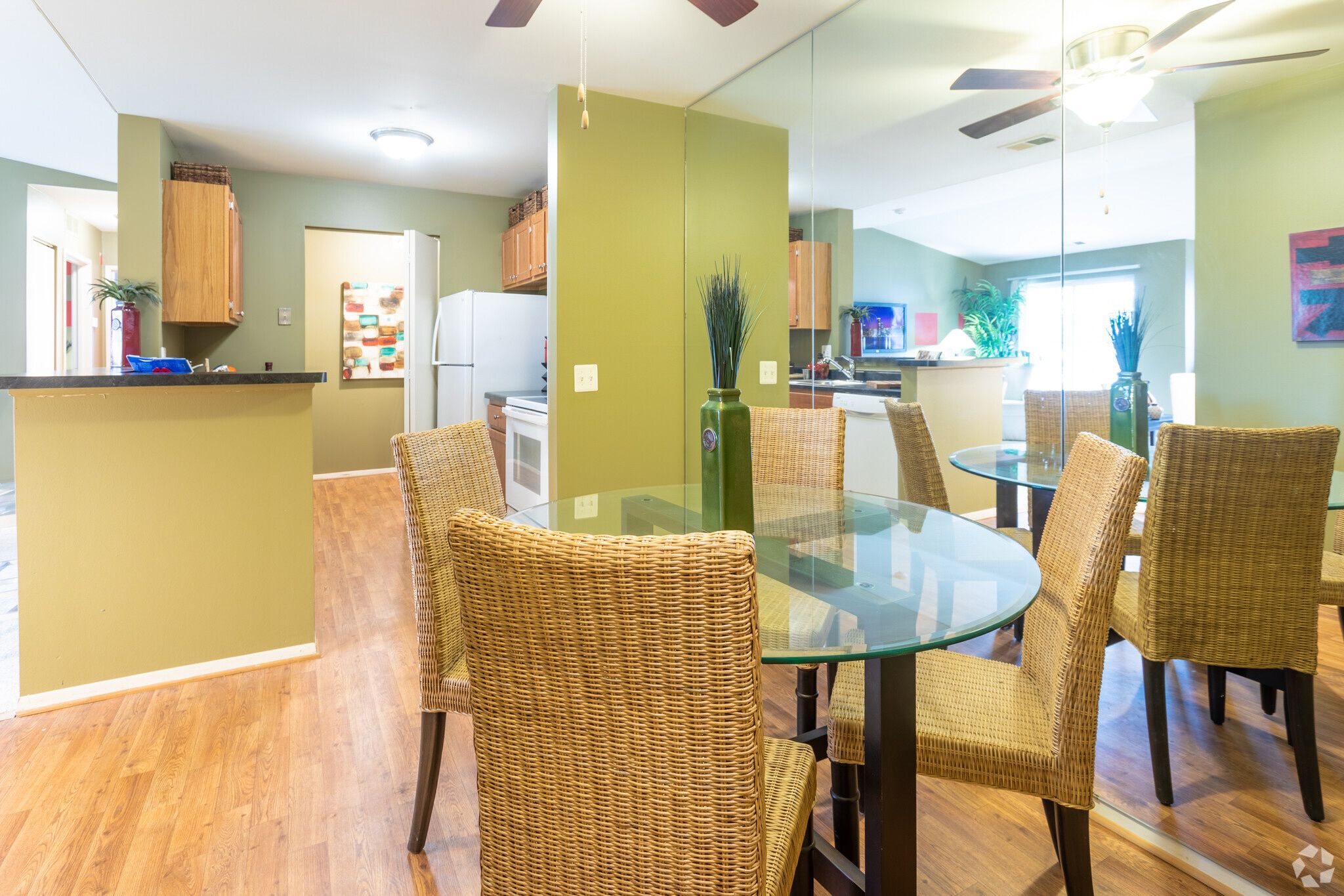 2 BR, 2 BA - 1050 SF