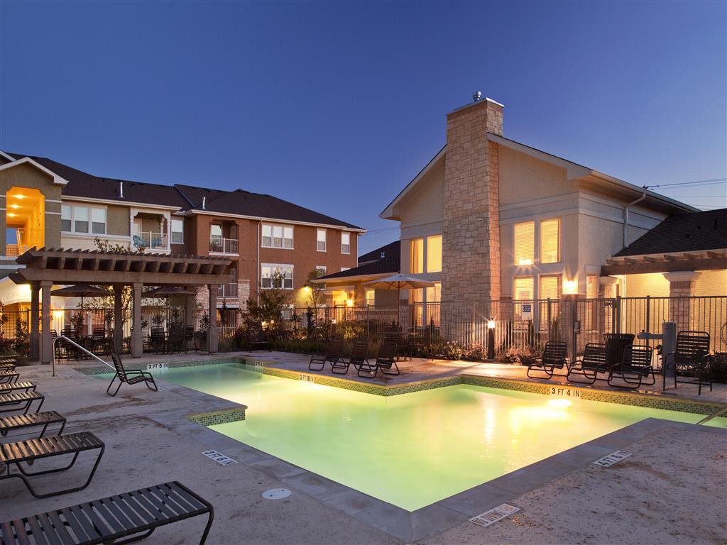 Encino Pointe Image 3