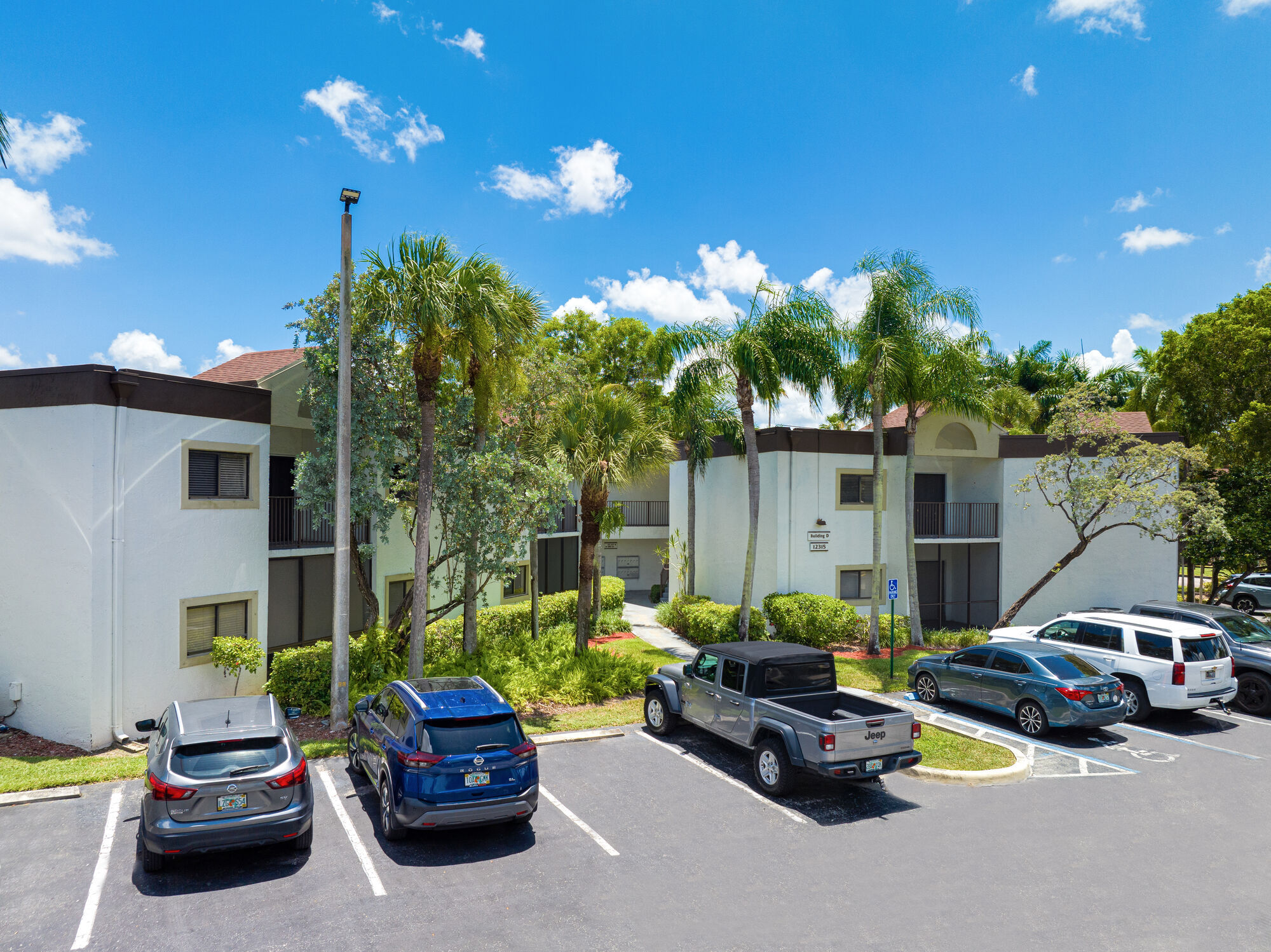 Emerald Palms Apartment Image 43