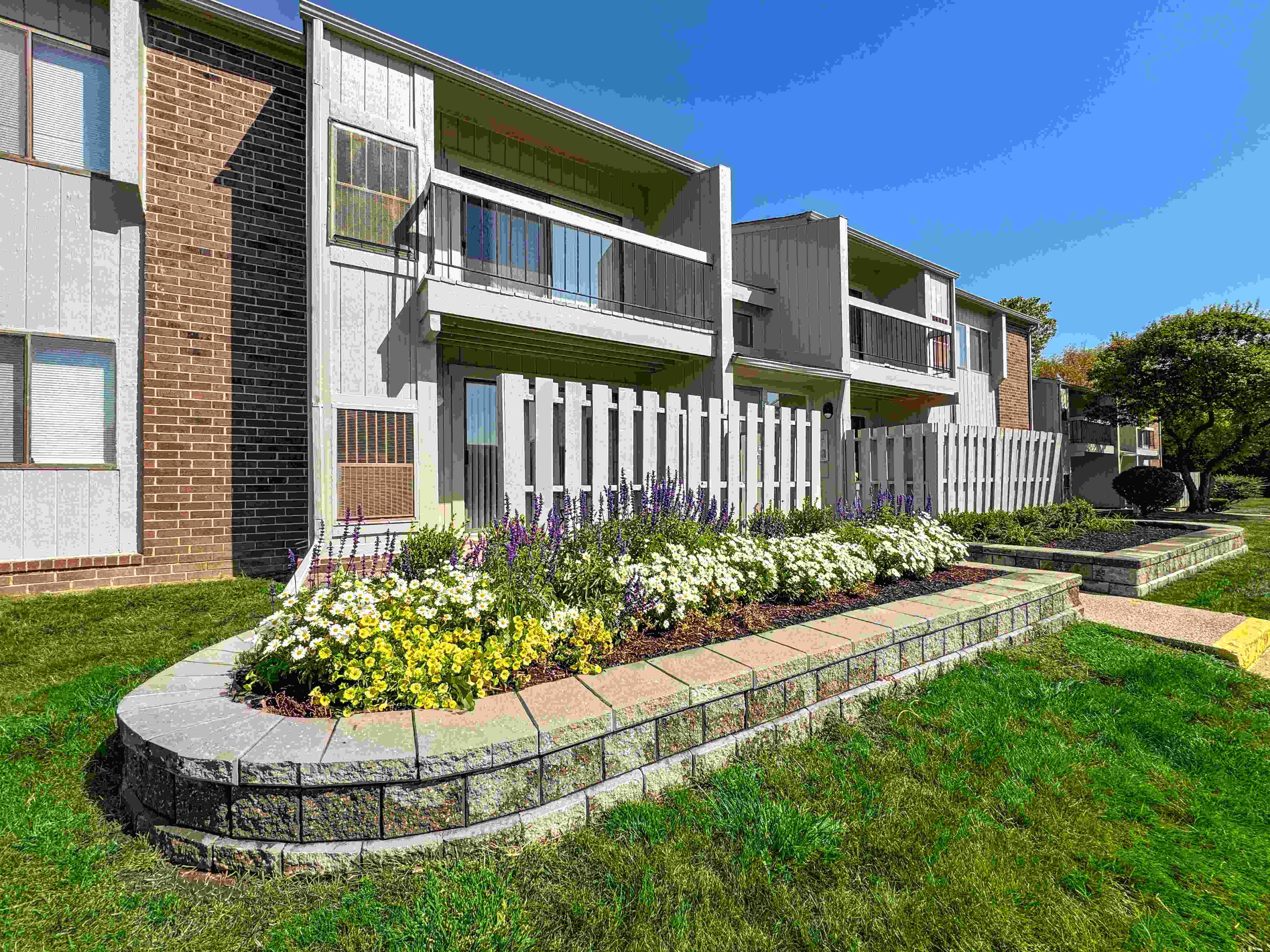 Exterior building at Three Oaks Apartments, Troy, MI