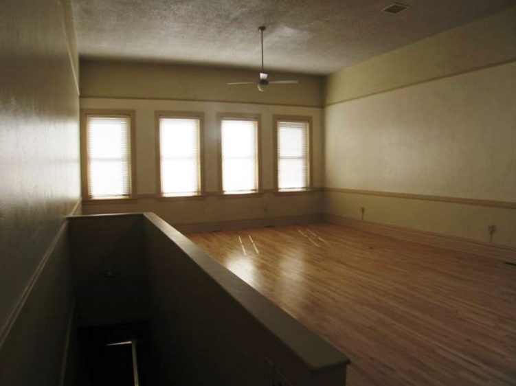 2715 Sarah Street - Loft Apartment Living Room