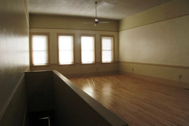 2715 Sarah Street - Loft Apartment Living Room