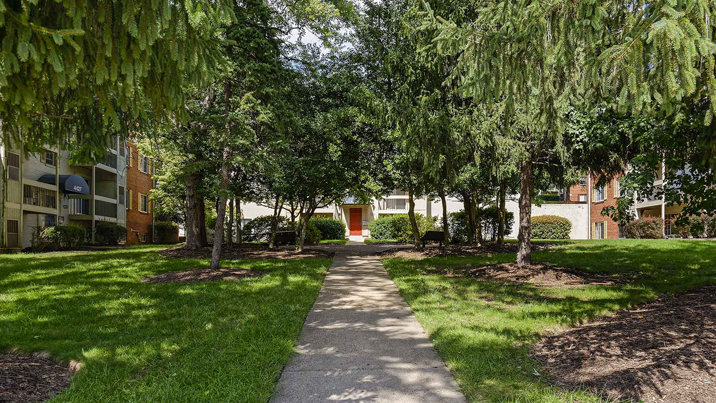 Foxchase Apartments Image 2