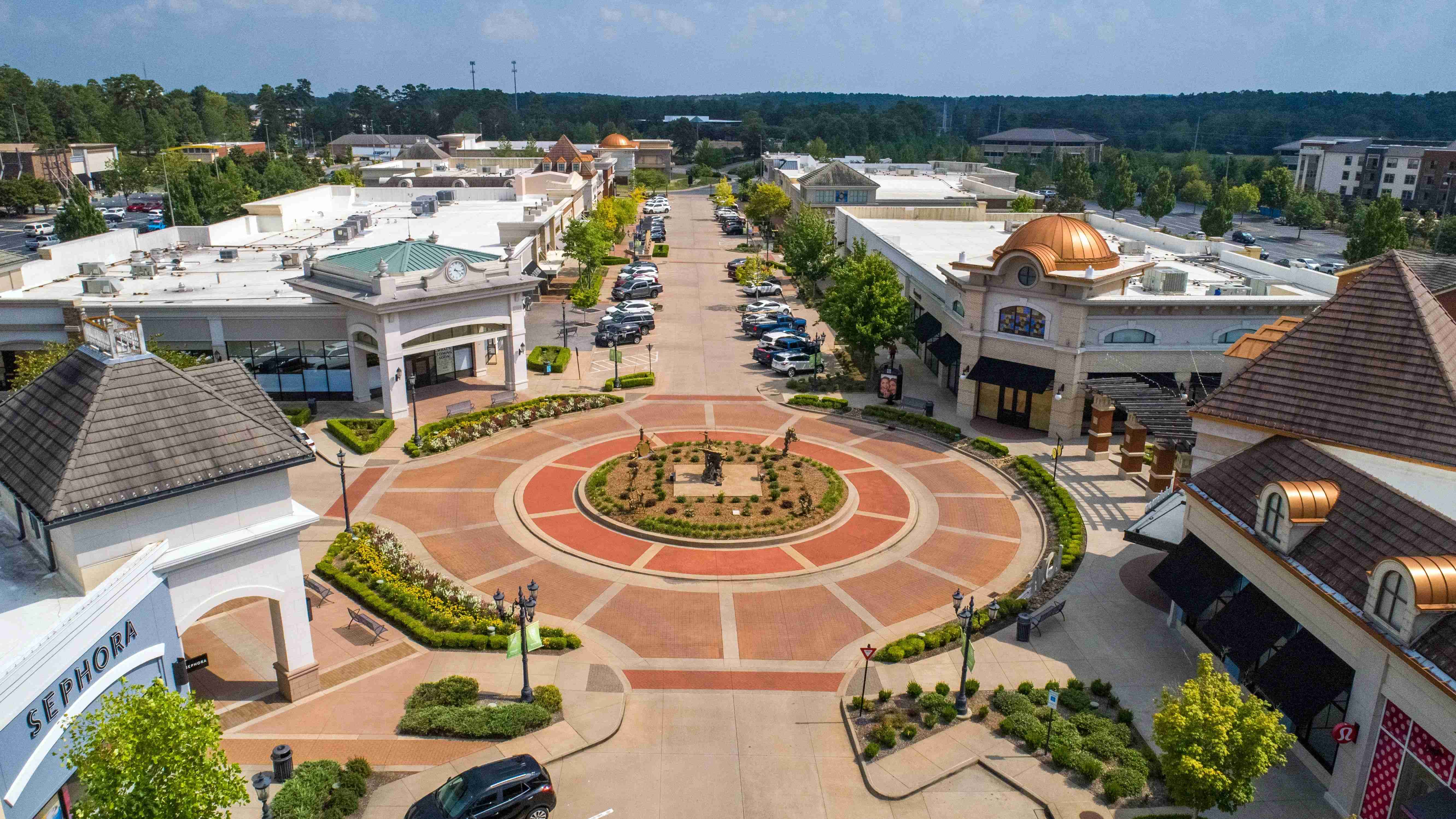 Immerse yourself in delightful dining and luxury shopping at the renowned Promenade at Chenal, a mere 5-minute drive of unparalleled convenience from Rowan Park. 