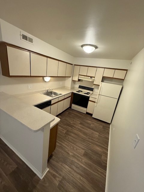 Lakeside Village Apartments Image 28