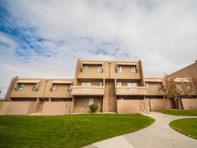 La Estancia Apartment Homes Image 1