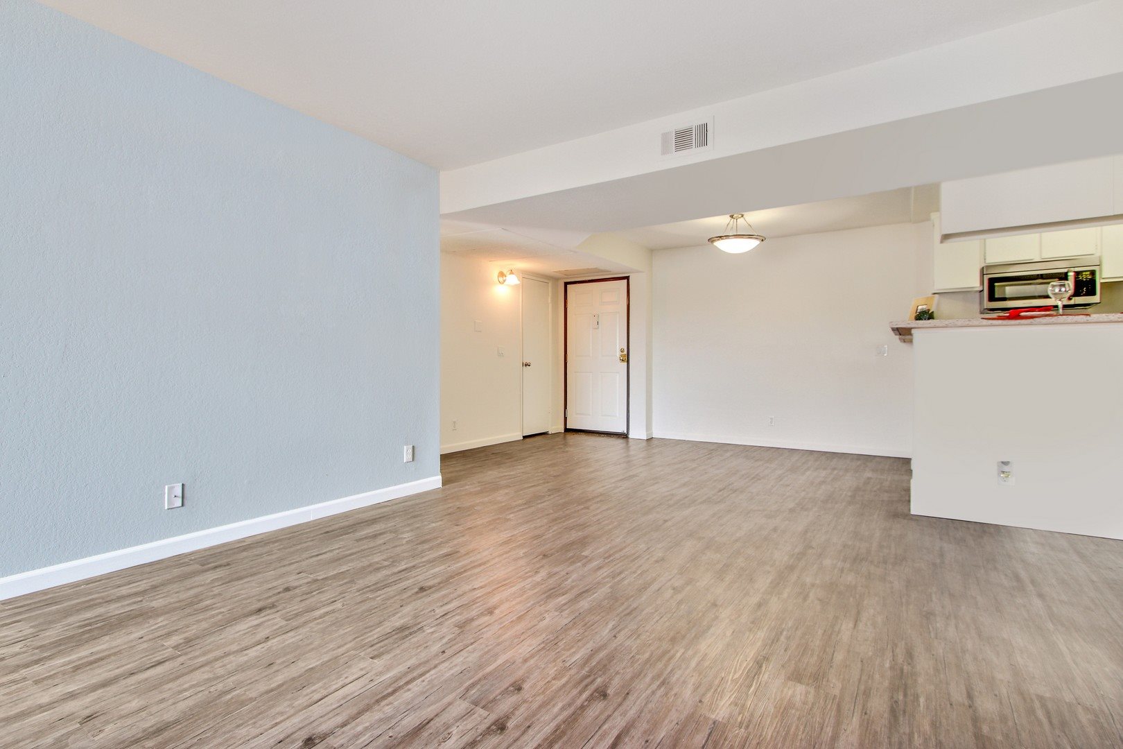 Zelzah Court Apartments Image 9