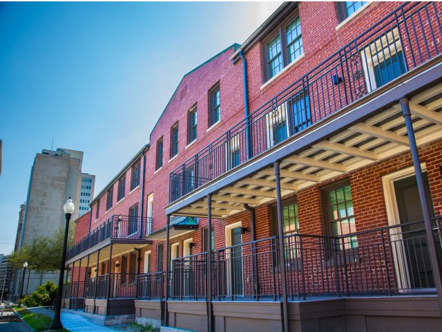Convenient Access to the Canal Street Streetcar Line
