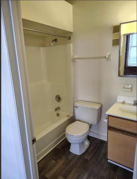 Marlboro Classic Apt & Redwood Square Image 128