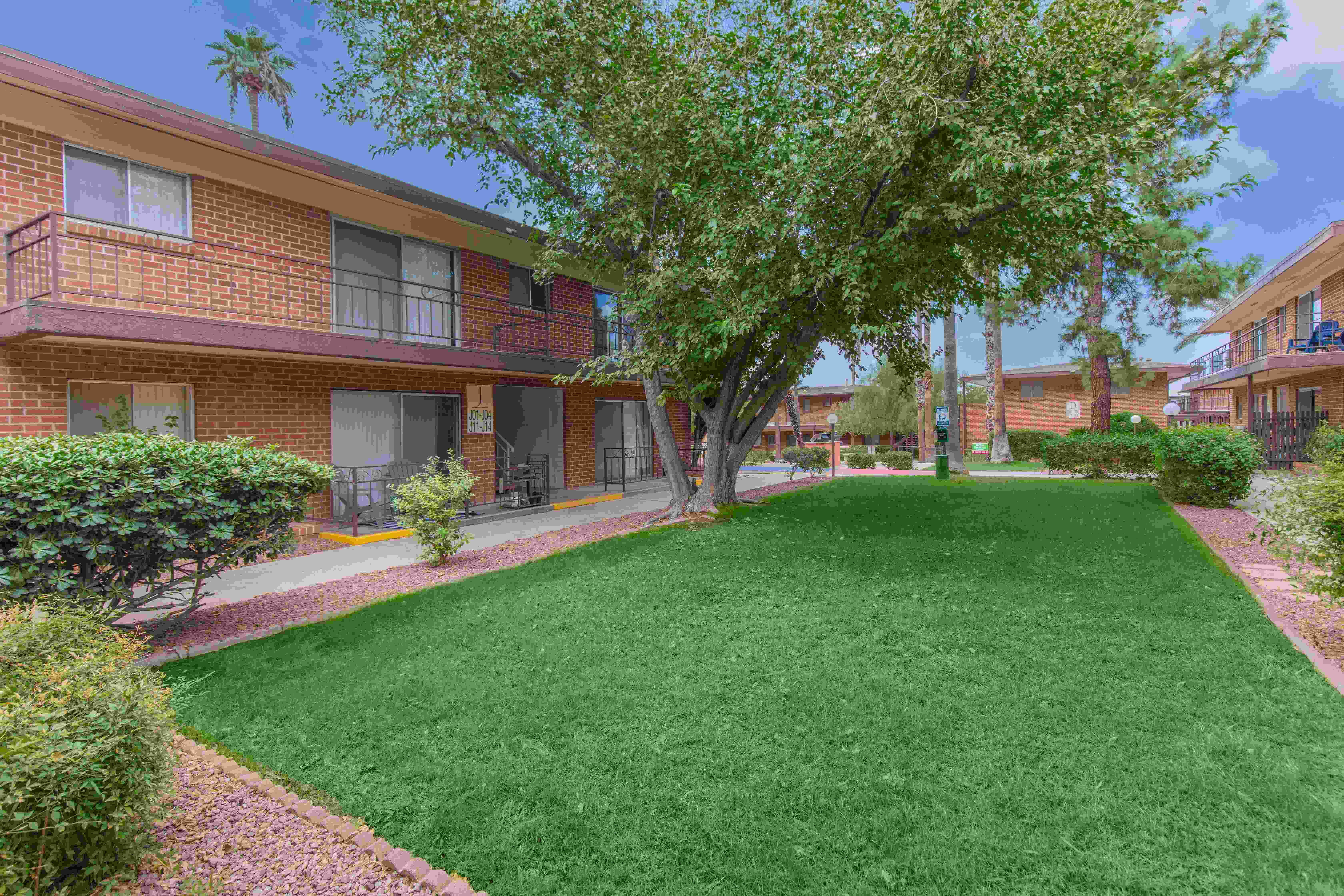 Country Club Apartments Image 20