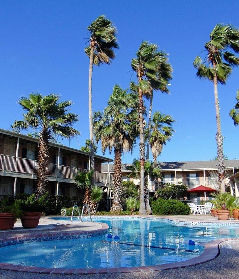 Country Club Manor Image 1