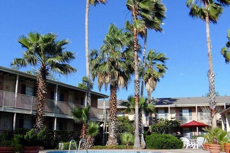 Country Club Manor Image 1