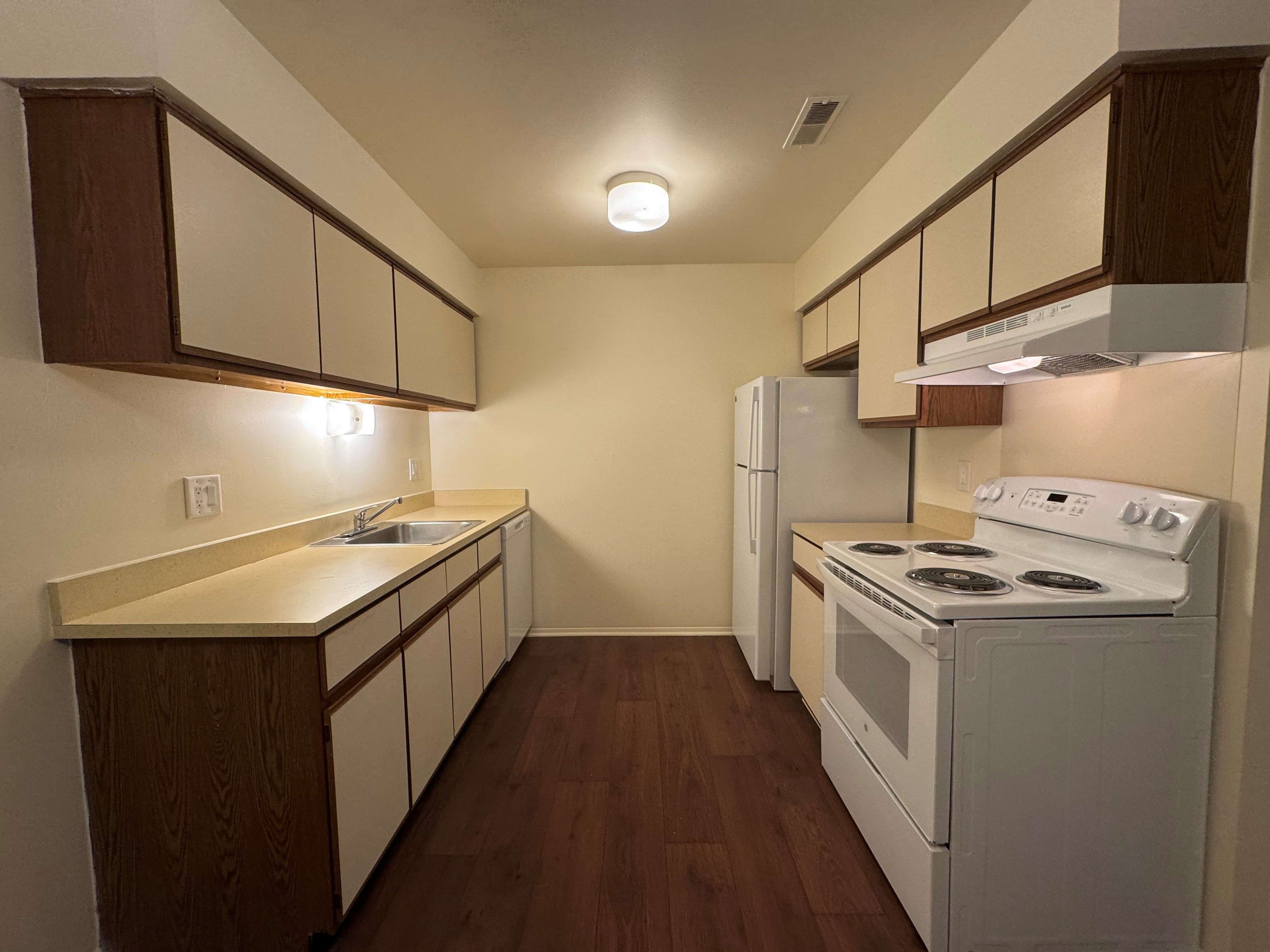 Lakeside Village Apartments Image 258