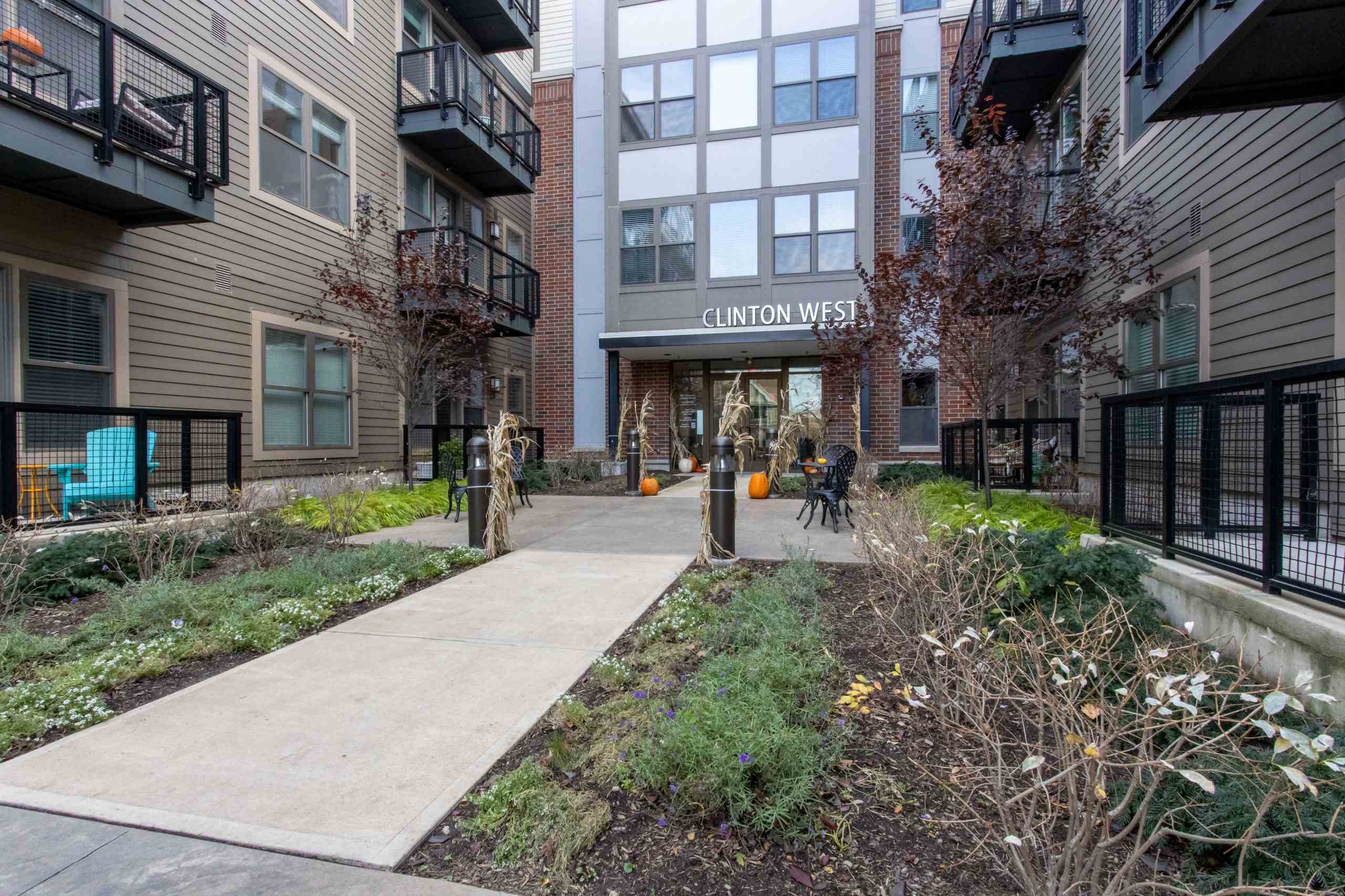 Clinton West Luxury Apartments Image 22