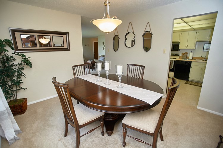 Classic Series Dining Room at Somerset Lakes