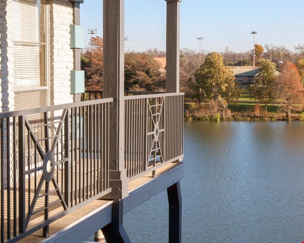 Breakers on the Lake Image 14