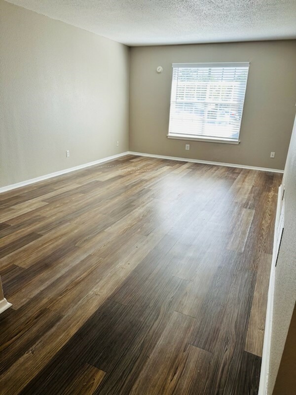 La Plaza Apartments Image 9