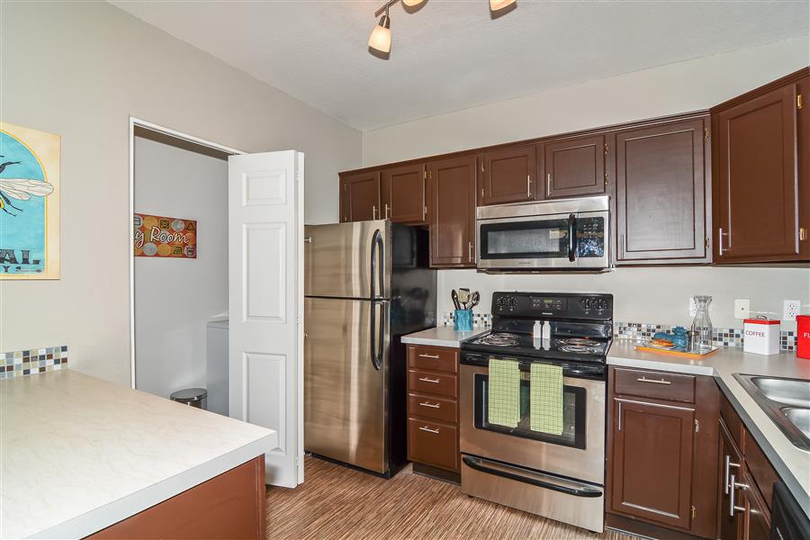 Upgraded Kitchen with Stainless Steel Appliance Package