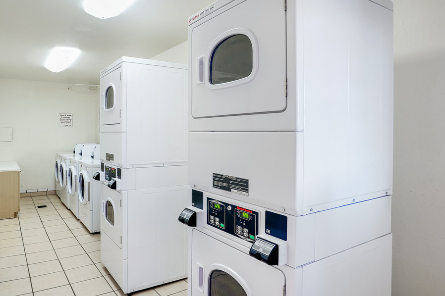 Lakeshore Apartments Image 5