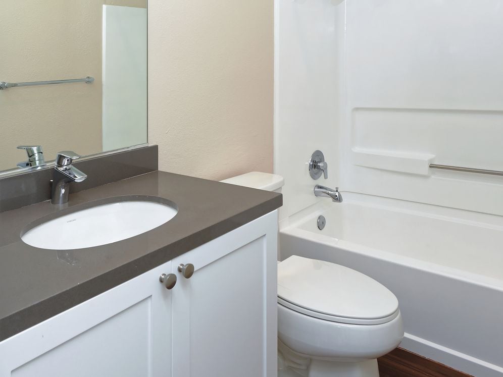 Baths With Modern Finishes