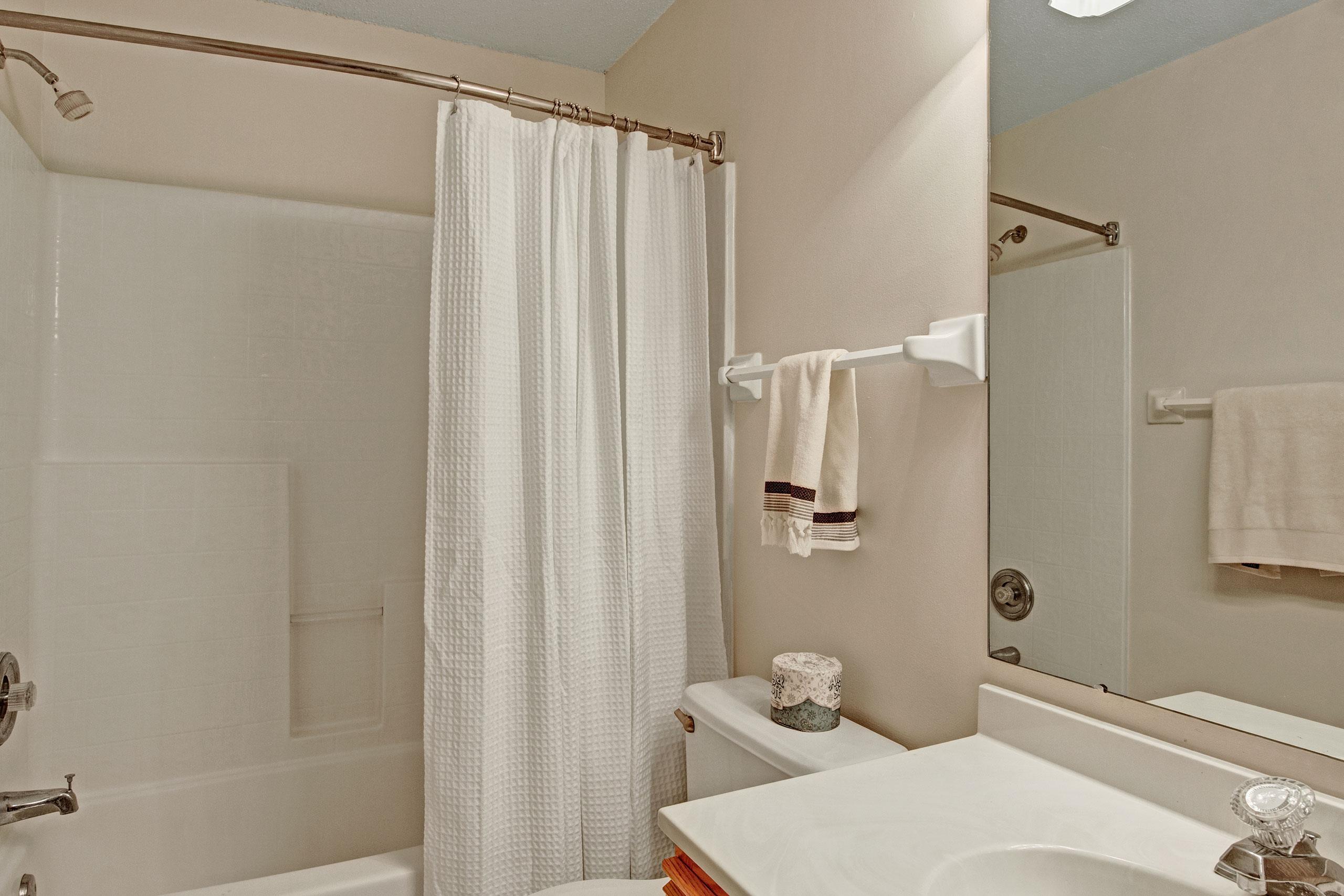 Plymouth Square Bathroom with Bathtub