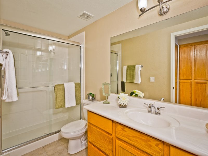 Large vanity and excellent lighting in the bathroom