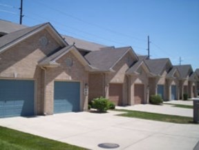 Country Manor Apartments Image 1