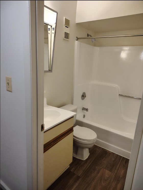 Marlboro Classic Apt & Redwood Square Image 93