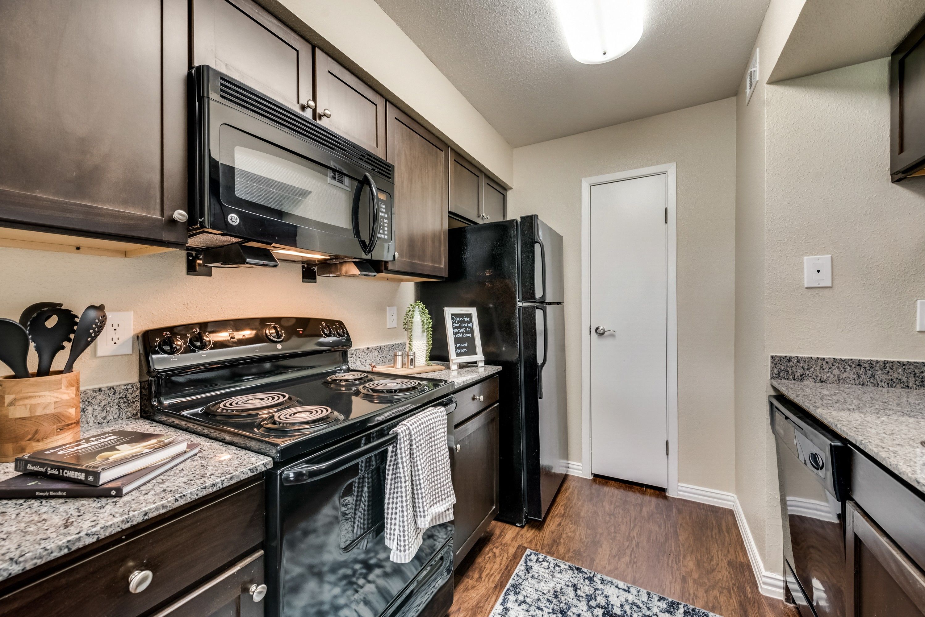 Mount Vernon Apartments | Desoto TX | Modern Kitchen with Granite Countertops