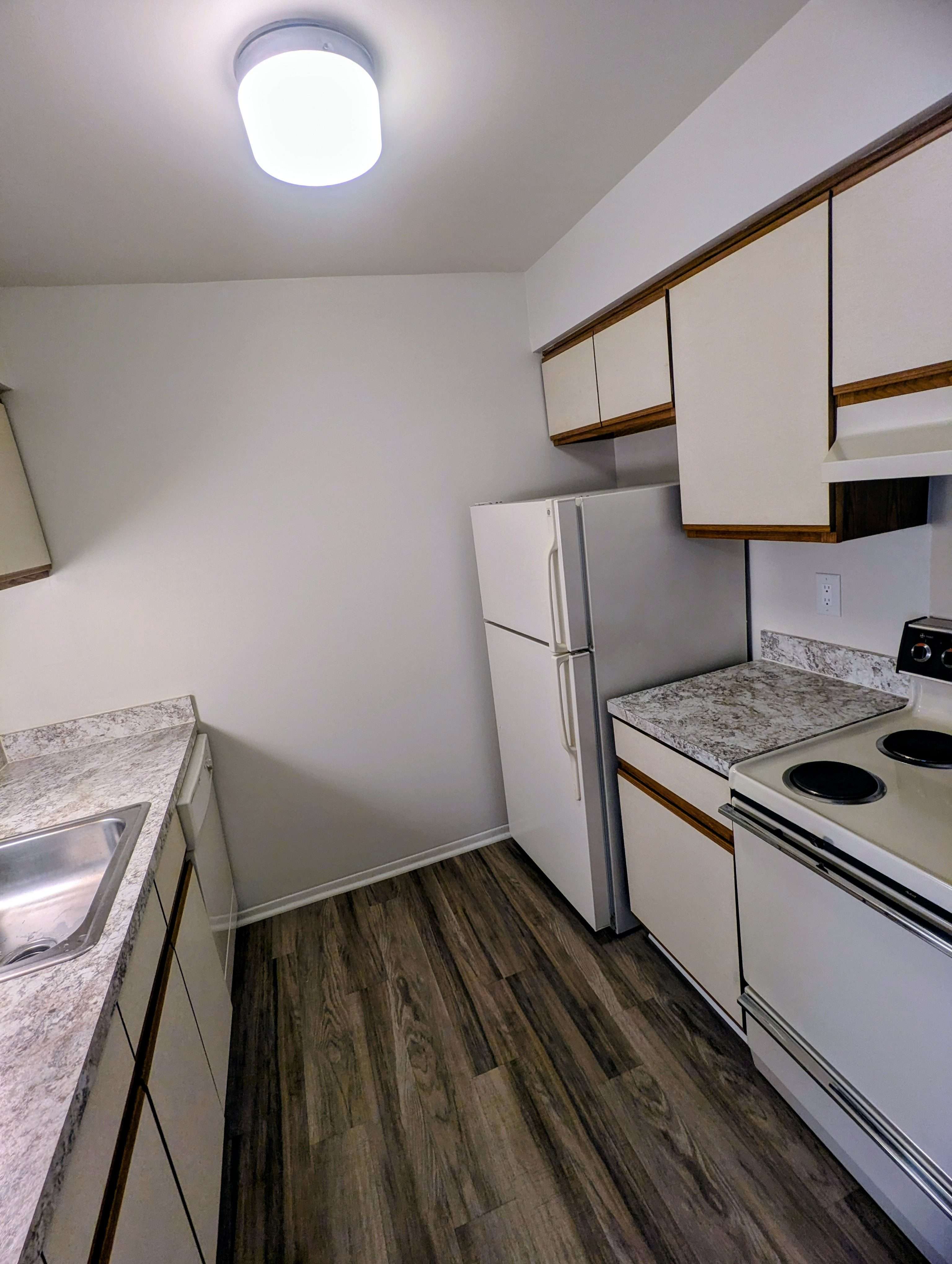 Lakeside Village Apartments Image 6